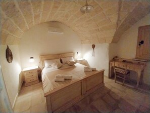 1 habitación, escritorio, tabla de planchar con plancha y cuna de viaje 