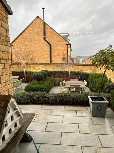 Luxury 5-Bedroom Retreat Garden