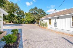 Property grounds - Cozy 1BR Duplex Near Beach & Downtown Biloxi (Biloxi)