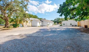 Property grounds - Cozy 1BR Duplex Near Beach & Downtown Biloxi (Biloxi)