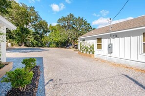 Property grounds - Cozy 2BR Duplex Near Beach & Downtown Biloxi (Biloxi)