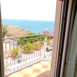 Kamar Double atau Twin, balkon, pemandangan laut terbatas | Pemandangan dari kamar