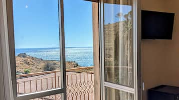 Doppelzimmer zur Einzelnutzung, Balkon, eingeschrĂ€nkter Meerblick | Schreibtisch, BĂŒgeleisen/BĂŒgelbrett, kostenloses WLAN