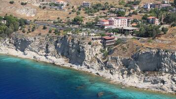 Un pueblo costero con edificios sobre un acantilado con vistas al mar.