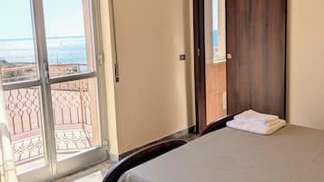 Chambre Double pour 1 personne, balcon, vue partielle sur la mer | Vue de la chambre