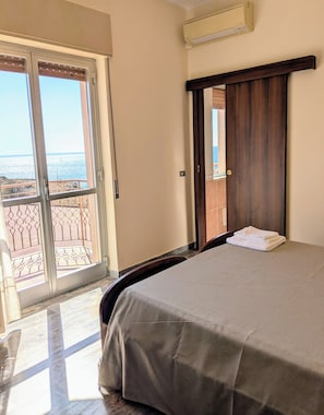 Doppia uso singolo, balcone, vista mare parziale | Vista dalla camera