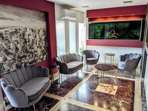 Lobby sitting area - PARADISO (Motta San Giovanni)