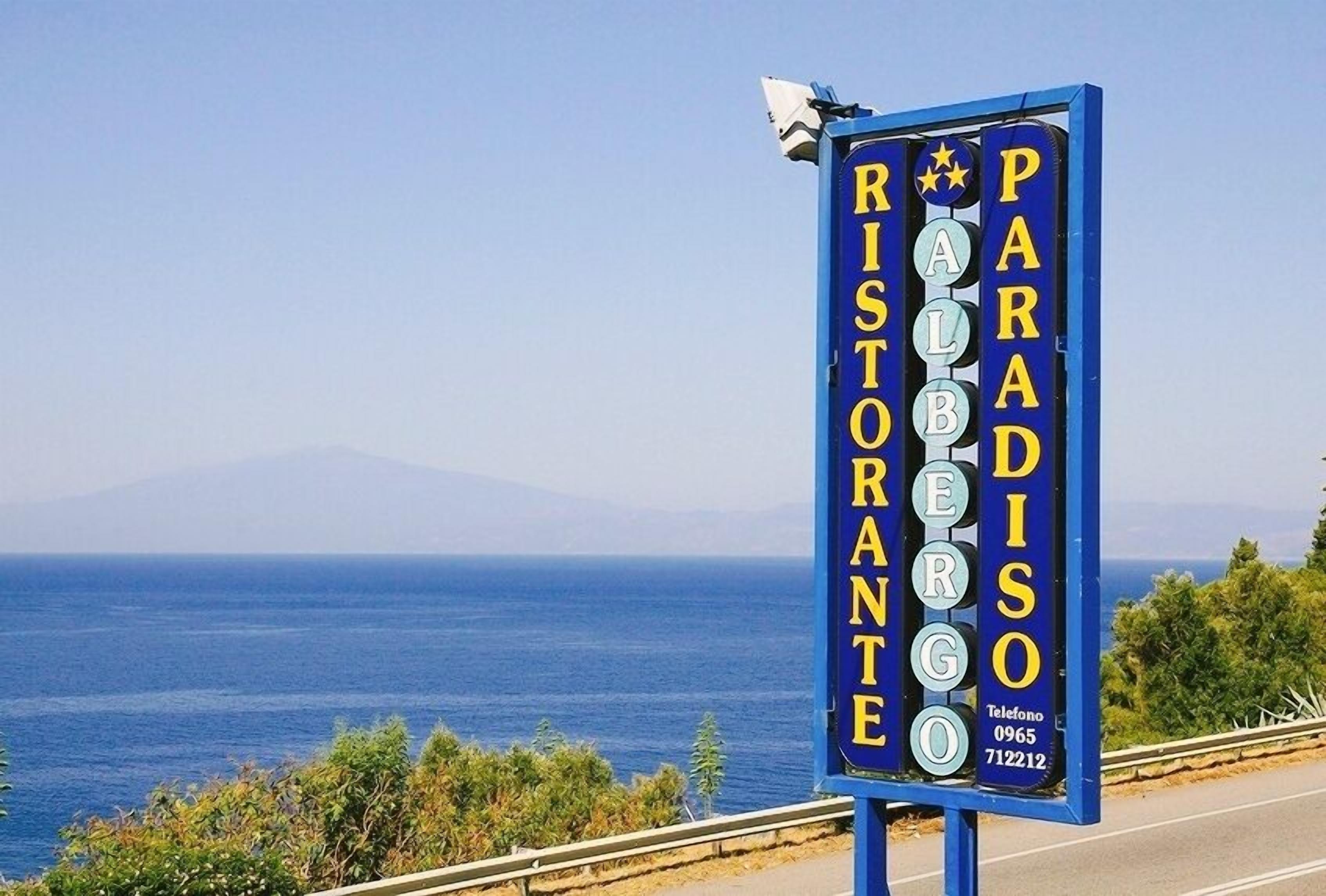 Naamplaatje voor 'Ristorante Paradiso' met telefoonnummer.
