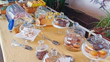 بوفيه فطور مجانًا يوميًا