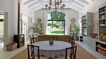 Casa de lujo, patio | Área de sala de estar | Televisión de pantalla plana