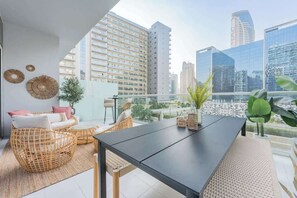 Outdoor dining - Free housekeeping visits during your stay - StayShort - Bali-inspired 1-Bedroom Apartment for 4 in Business Bay! (Downtown/Business Bay)