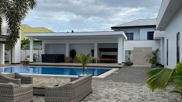 Una piscina al aire libre, camas de piscina gratis