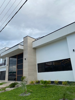 A modern building with a flat roof, large windows, and a minimalist design. - Empire Villa 2 Mon Plaisir (Paramaribo)