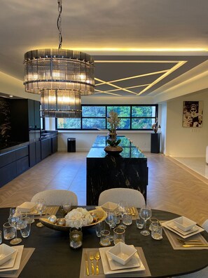 Luxury Villa, Garden View | Private kitchen - Empire Villa 2 Mon Plaisir (Paramaribo)