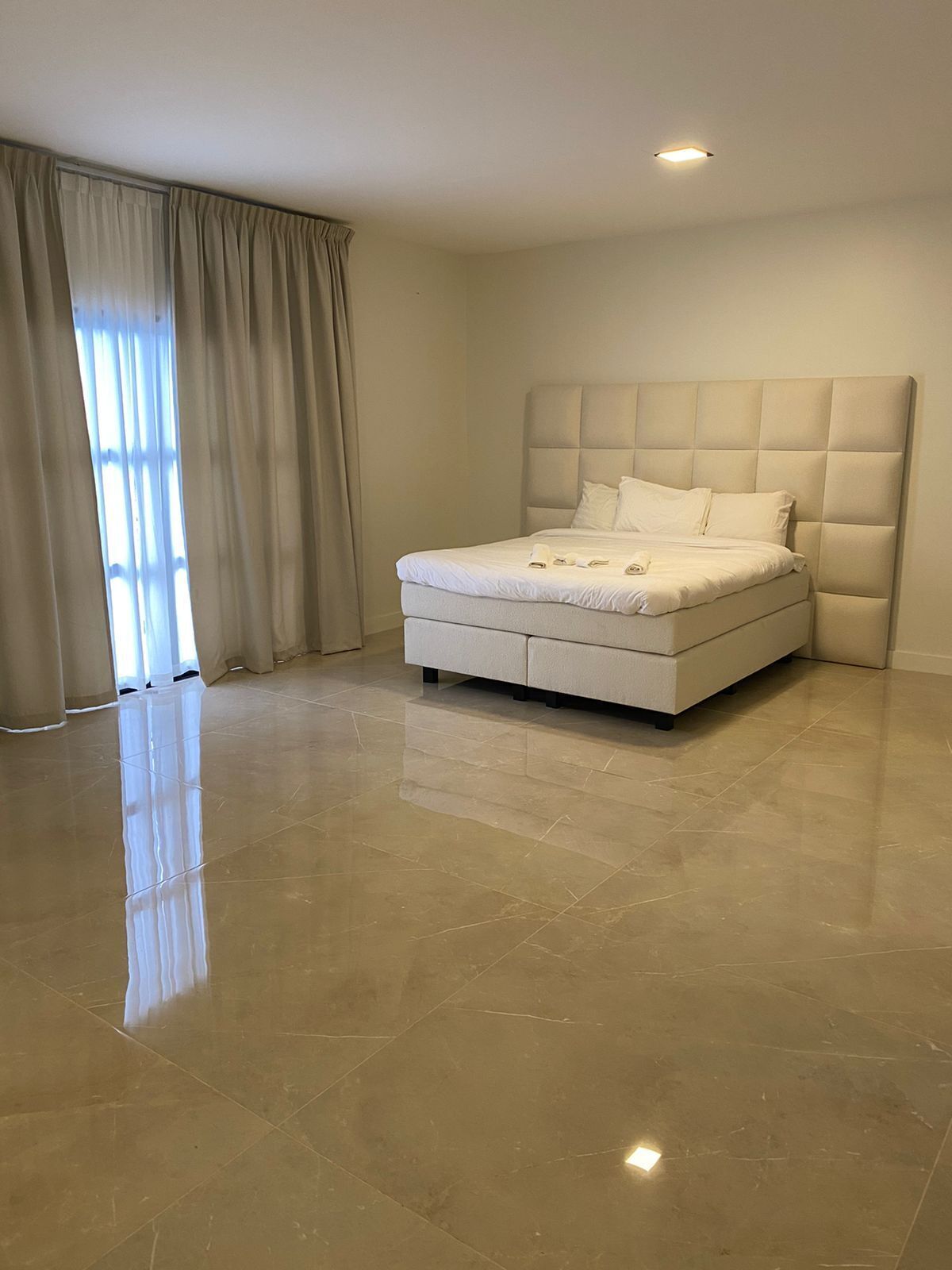 8 slaapkamers, geluiddichte muren, een strijkplank/strijkijzer