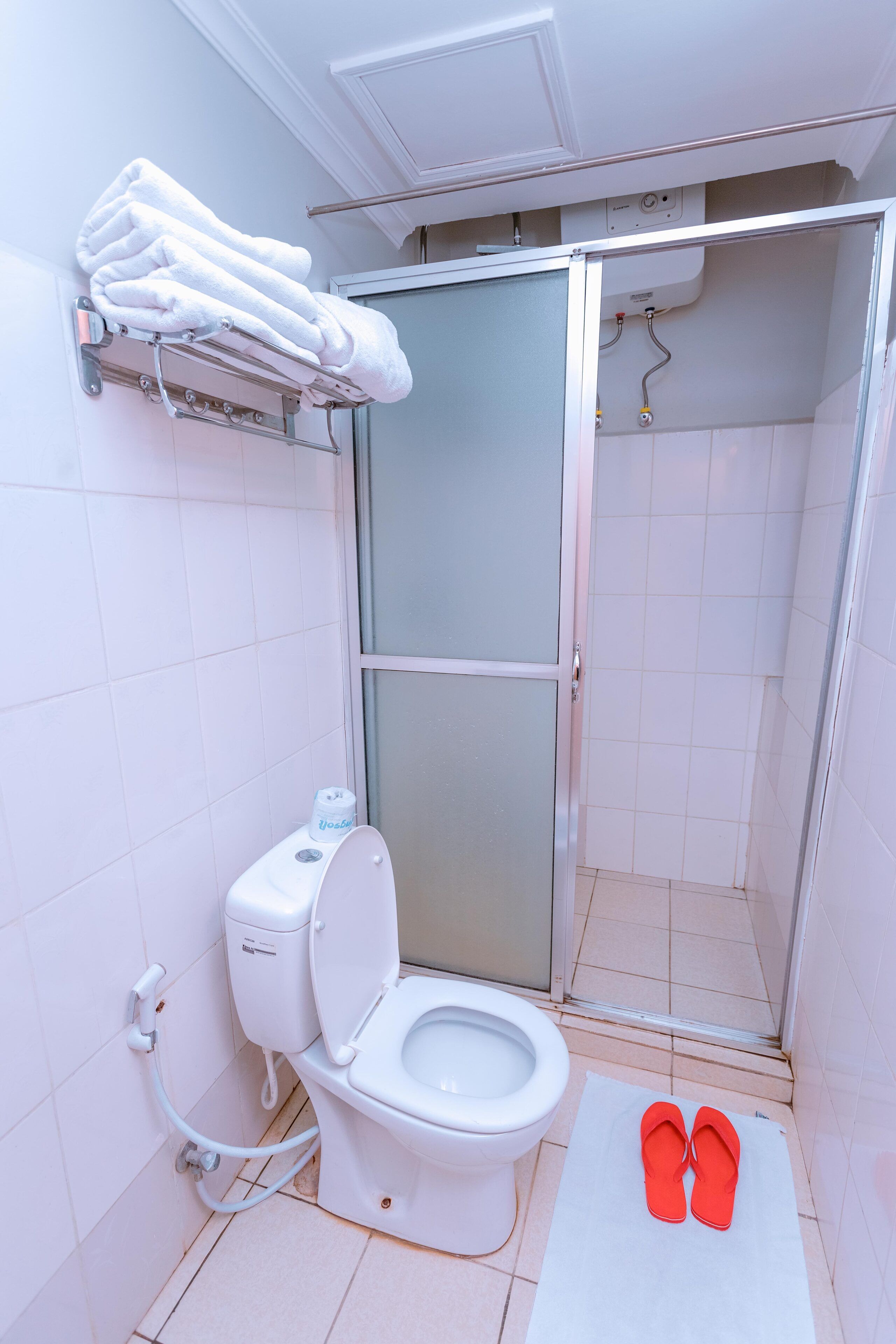 Dusj, tøfler, håndklær og såpe