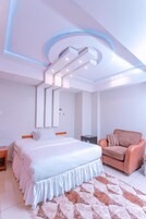 办公桌、免费 WiFi