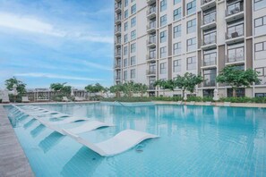 Pool - StayShort - Soothing Studio Apartment in Collective Tower at Dubai Hills (Dubai)