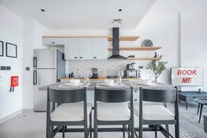 High chair - Free housekeeping visits during your stay - StayShort - Stylish Studio Apartment at Collective Tower (Dubai)