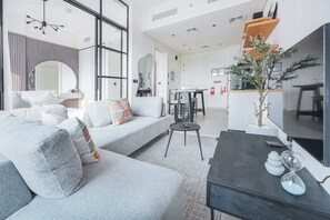 TV - StayShort - Soothing Studio Apartment in Collective Tower at Dubai Hills (Dubai)