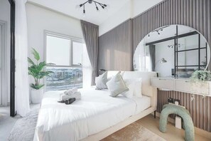 Schreibtisch, Bügeleisen/Bügelbrett, WLAN