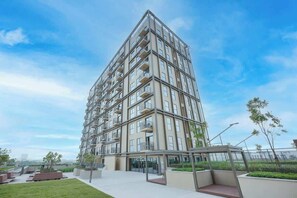 Exterior - StayShort - Soothing Studio Apartment in Collective Tower at Dubai Hills (Dubai)