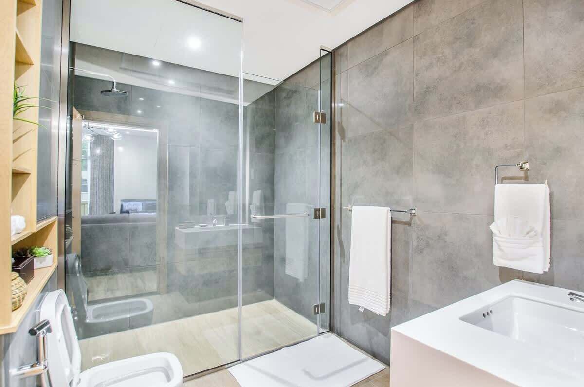 Een douche, handdoeken, zeep, shampoo