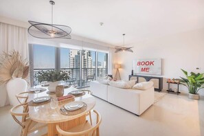 Interior - StayShort - Stylish Cozy 3-Bedroom Apartment with Harbour Views in Dubai Creek H (Creek Harbour)