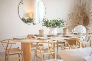 Dining - StayShort - Stylish Cozy 3-Bedroom Apartment with Harbour Views in Dubai Creek H (Creek Harbour)