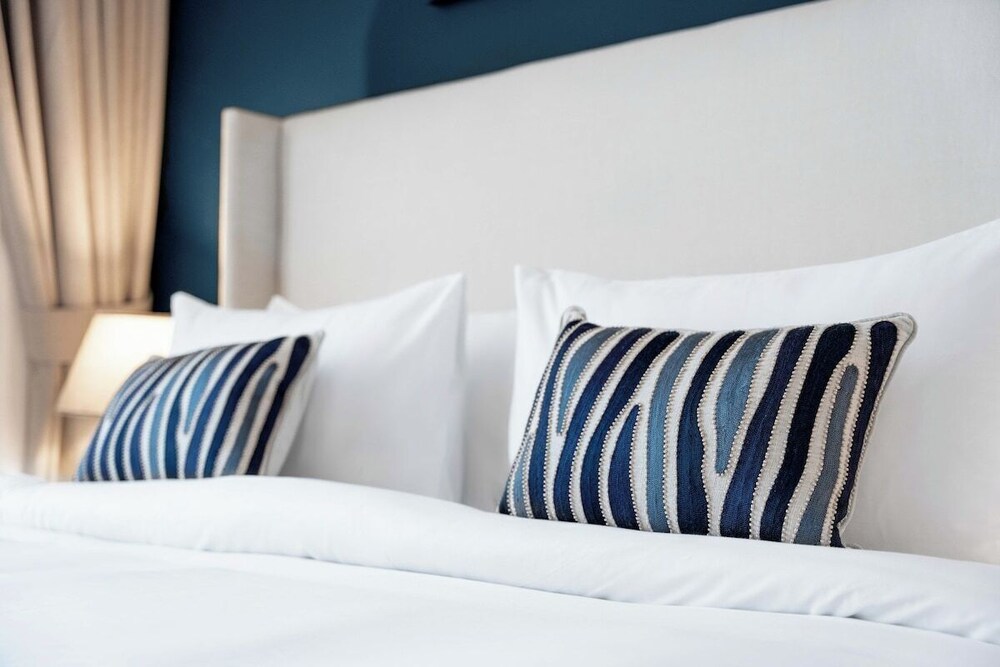 Astonishing 2 bed that sleeps 6 with spacious balcony overlooking bay