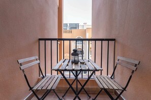 Outdoor dining - StayShort - Cozy 1-Bedroom Apartment in Summer Residences, JVC (Dubai)