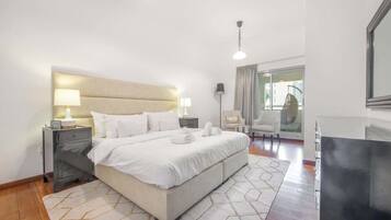 2 bedrooms, desk, iron/ironing board, WiFi