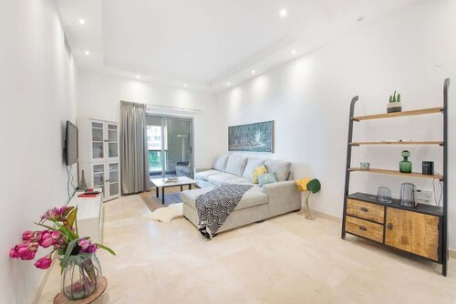 StayShort - Polished 2BR in Marina with Balcony Views!