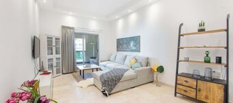 Free housekeeping visits during your stay - StayShort - Stylish 2BR Dubai Marina Stay  Balcony Views