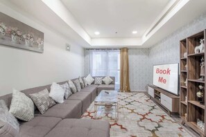 TV - StayShort - High-Floor 2BR with Breathtaking Dubai Marina Views! (Marina/JBR)