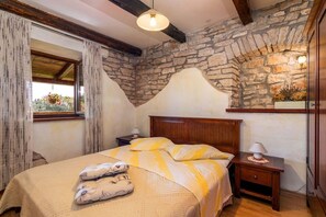 4 bedrooms, iron/ironing board, WiFi, bed sheets - Villa Prisedi in Rakalj (Rakalj)