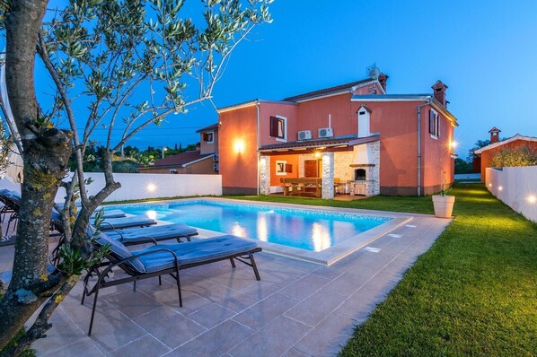 A heated pool - Villa Prisedi in Rakalj (Rakalj)