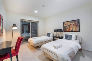 2 bedrooms, desk, iron/ironing board, WiFi - Free housekeeping visits during your stay - StayShort - Scenic 2BR Apartment in Dubai Marina Near the Beach (Marina/JBR)