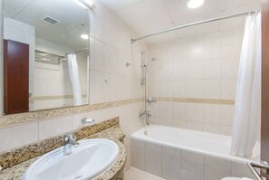 Shower, hair dryer, towels, soap - Free housekeeping visits during your stay - StayShort - Scenic 2BR Apartment in Dubai Marina Near the Beach (Marina/JBR)