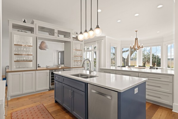 Fridge, microwave, oven, stovetop - Sunset Peak sleeps 12 with a pool (St Simons Island)