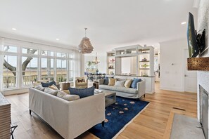 Smart TV - Sunset Peak sleeps 12 with a pool (St Simons Island)