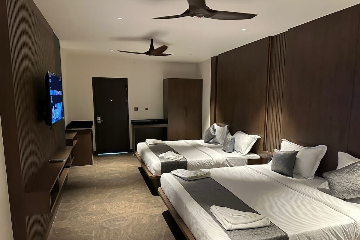 Family Double Room | Desk, laptop workspace, free WiFi