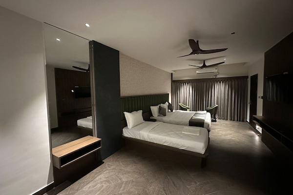 Luxury Triple Room | Desk, laptop workspace, free WiFi