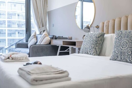 Free housekeeping visits during your stay - StayShort - Trendy Studio in Meydan that is Ideal for 4 Guests!