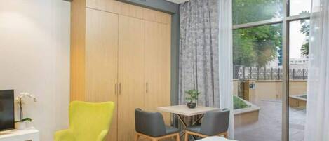 Schreibtisch, Bügeleisen/Bügelbrett, WLAN