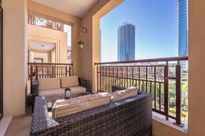 Property grounds - StayShort - Warm 2-Bedrooms with modern kitchen interior in The Greens! (Dubai)