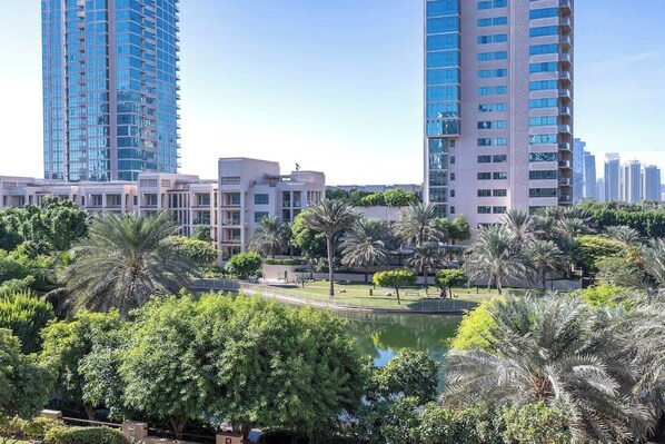 Exterior - StayShort - Warm 2-Bedrooms with modern kitchen interior in The Greens! (Dubai)