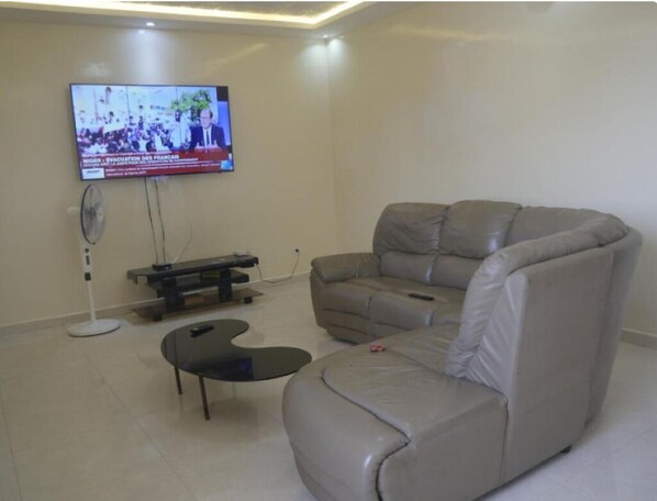 Living area - Chez Mamanta 2 StLouis apt 2 rooms Furnished For Business or Private Stays (Saint-Louis)