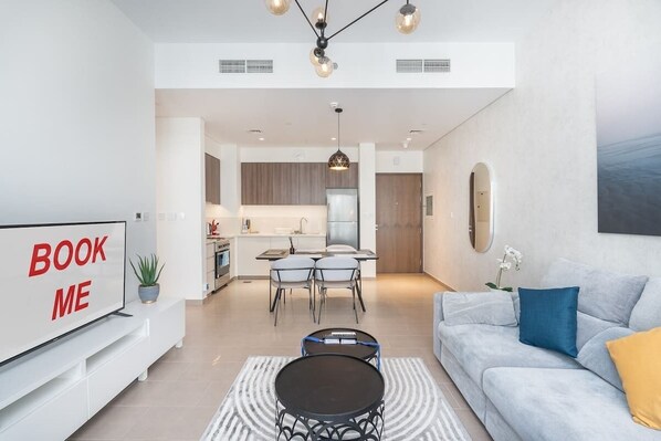 TV - StayShort - Chic 1BR Flat, Stunning Views in Dubai Hills (Dubai Hills)