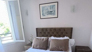 Szoba kétszemélyes ággyal, kilátással a városra